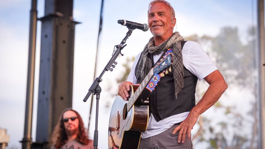Kevin Costner versammelt zahlreiche Stars zum Benefizkonzert