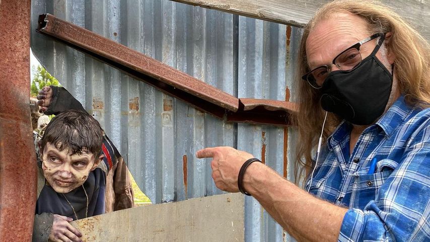 Jeffrey Dean Morgans Sohn Augustus und Greg Nicotero am "The Walking Dead"-Set