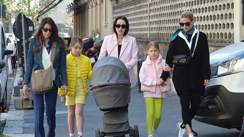 Michelle Hunziker und Aurora Ramazzotti mit ihrer Familie im April 2023