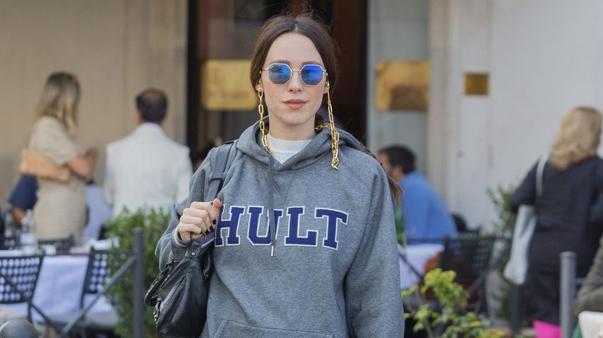 Babybauch kaschiert: Aurora Ramazzotti im Hoodie unterwegs