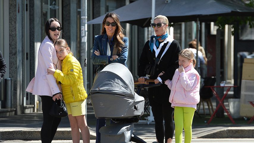 Michelle Hunzikers Familie mit Baby Cesare im Park unterwegs