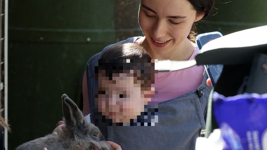 Aurora Ramazzotti und ihr Baby im Streichelzoo