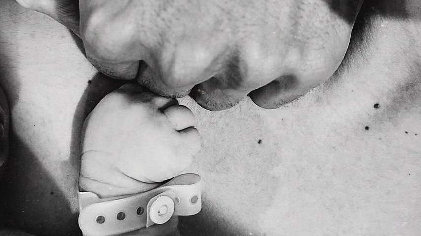 Aurora Ramazzottis Baby mit der Hand ihres Partners