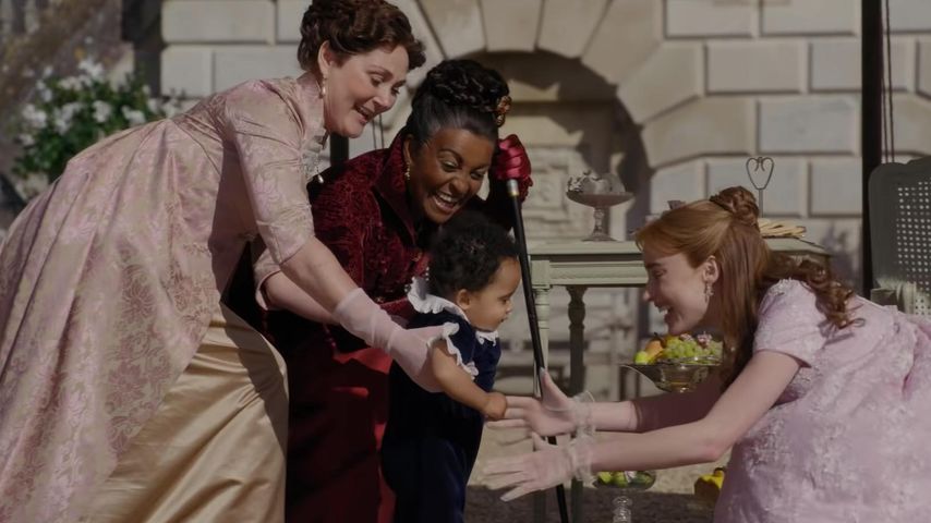 Ruth Gemmell, Adjoa Andoh und Phoebe Dynevor in "Bridgerton"-Staffel 2
