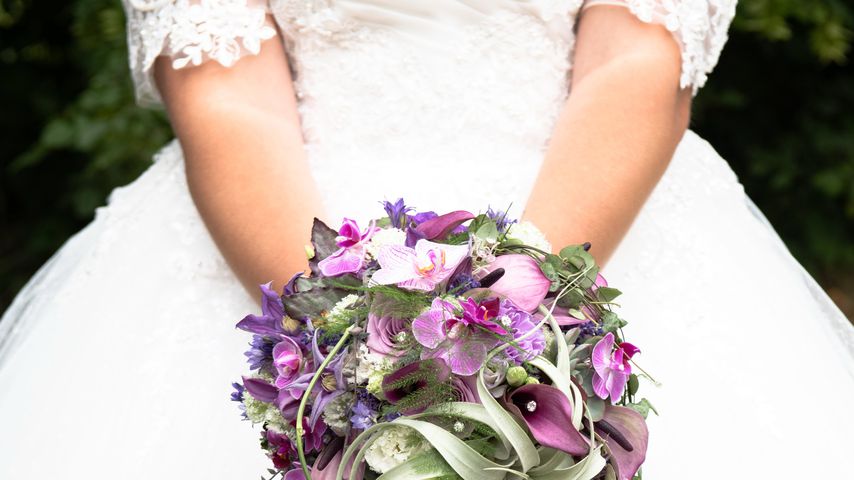 Sarafina Wollny zeigt Ausschnitt ihres Hochzeitskleids