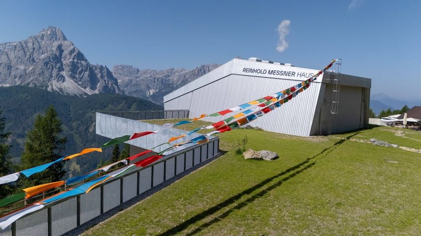 Eröffnung des Reinhold Messner Haus am Helmjet in Sexten mit Außenansicht des neuen Gebäudes