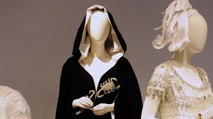 Tiziani-Umhang vom "Scorpio"-Ball von Prinzessin Gracia Patricia und Dior-Abendkleid von Elizabeth Taylor bei Christie's 2011