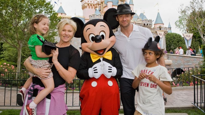 Ava Jackman, Deborra-Lee Furness, Hugh Jackman und Oscar Jackman im Disneyland