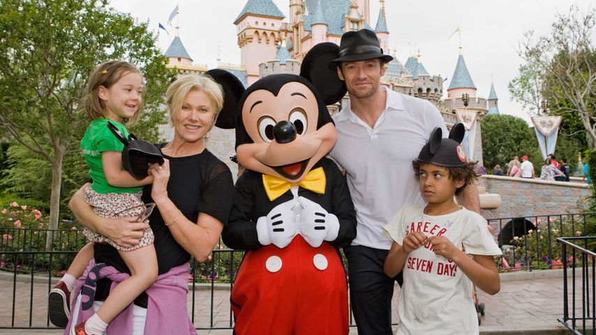 Ava Jackman, Deborra-Lee Furness, Hugh Jackman und Oscar Jackman im Disneyland
