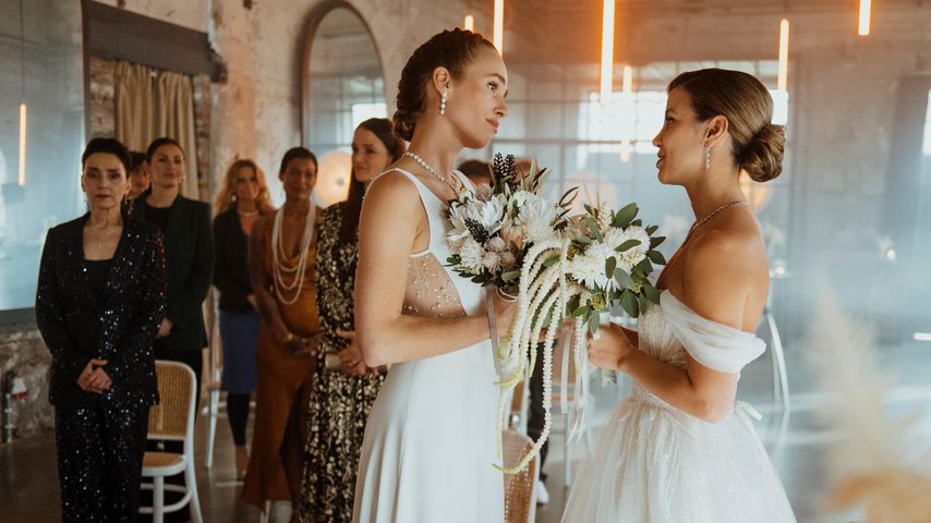 Ava (Laura Egger) und Chiara (Alexandra Fonsatti) bei ihrer Hochzeit bei "Alles was zählt"
