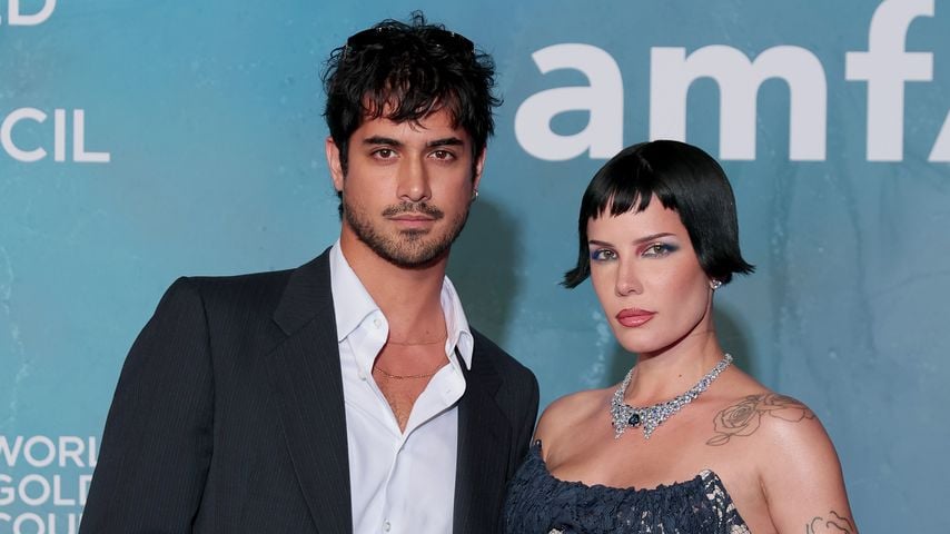 Halsey strahlt mit ihrem Verlobten auf dem Red Carpet