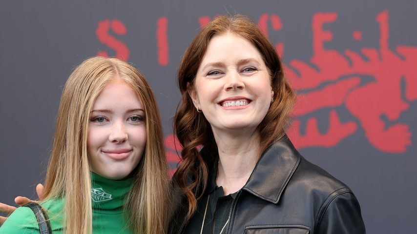 Amy Adams strahlt auf rotem Teppich mit ihrer Tochter Aviana