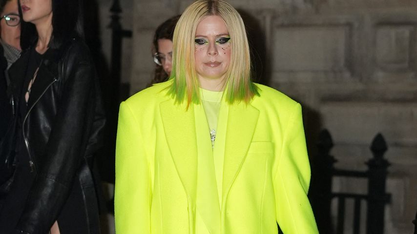 Avril Lavigne ungewohnt knallig bei der Paris Fashion Week