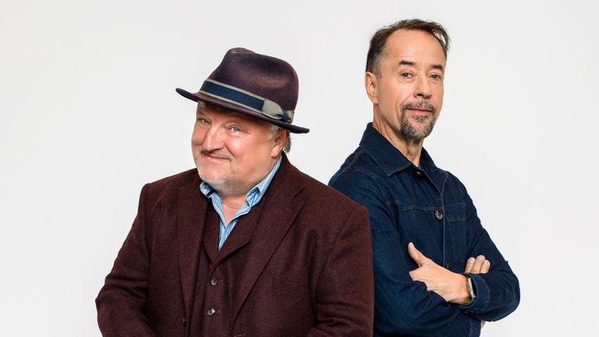 Axel Prahl und Jan Josef Liefers als Ermittler bei "Tödliches Spiel – Das Live-Krimi-Dinner"