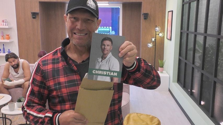 Axel Schulz mit Christian-Lell-Foto, Maurice Dziwak im Hintergrund