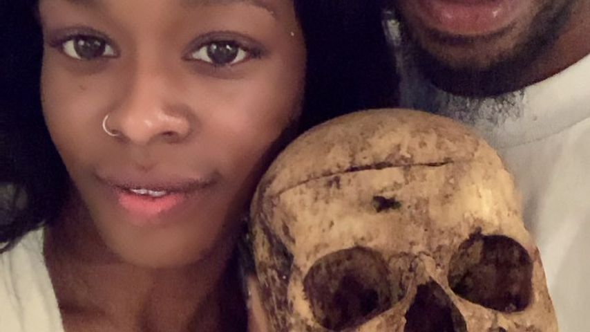 Azealia Banks und Matthew Edward Pasterisa mit einem Schädel