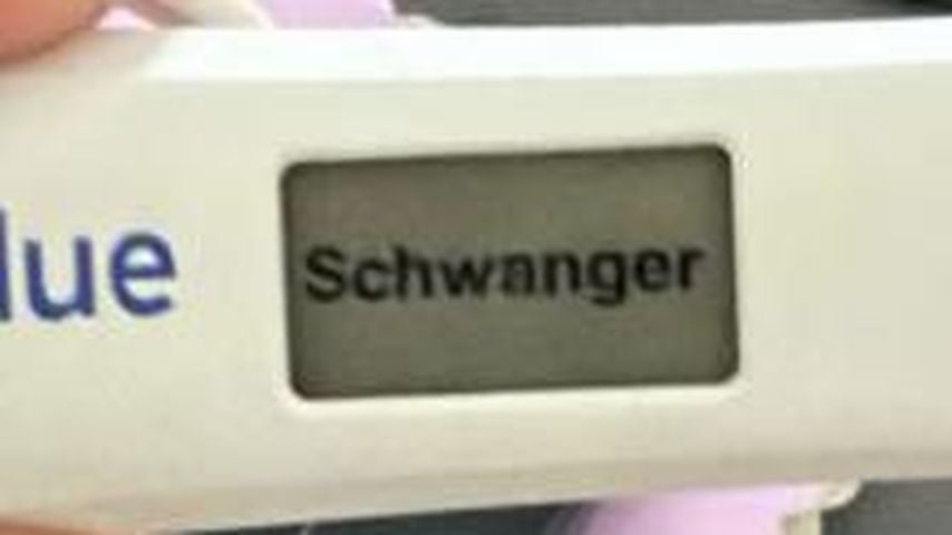Babu zeigt ihren positiven Schwangerschaftstest
