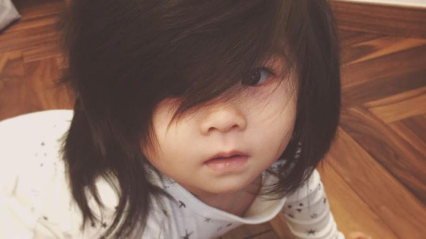 Skurriler Netz-Hype: Dieses Baby hat unfassbar volles Haar!