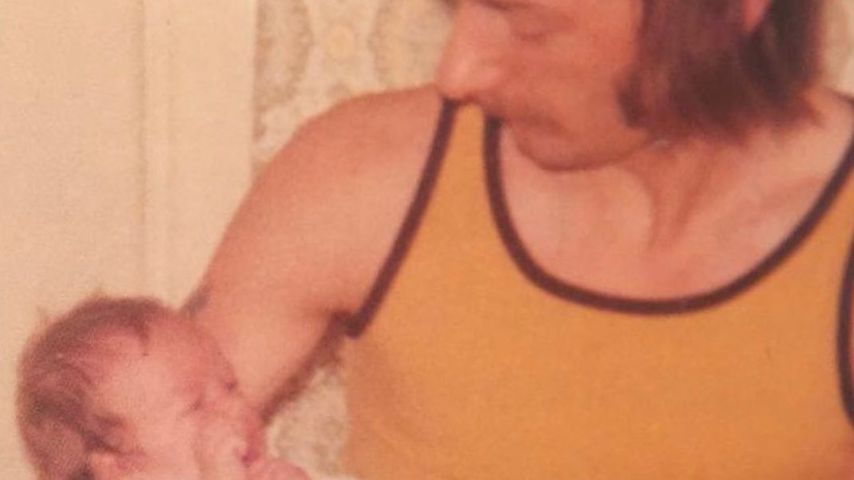 David Beckham als Baby auf dem Arm von seinem Vater Ted