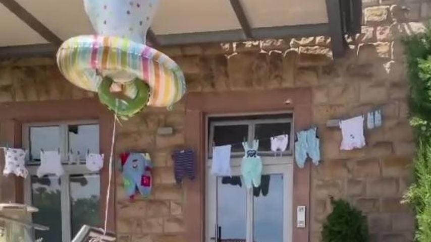 Baby-Dekorationen vor Katharina Eisenbluts Haus