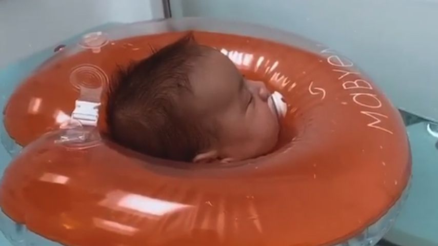 Ann-Kathrin Götzes Sohn Rome beim Baby-Floating, August 2020