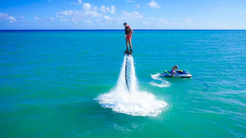 Bachelor Basti Preuss beim Flyboarding, Februar 2020