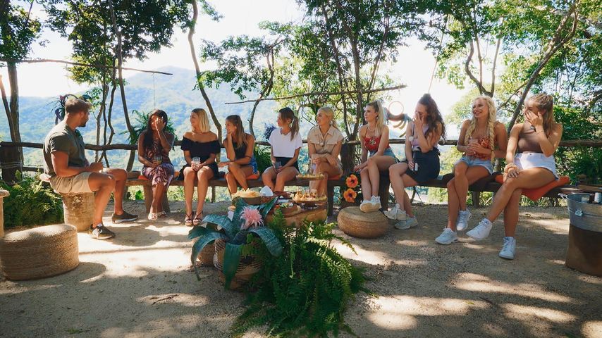 Bachelor Dominik und die Kandidatinnen bei einem Gruppendate
