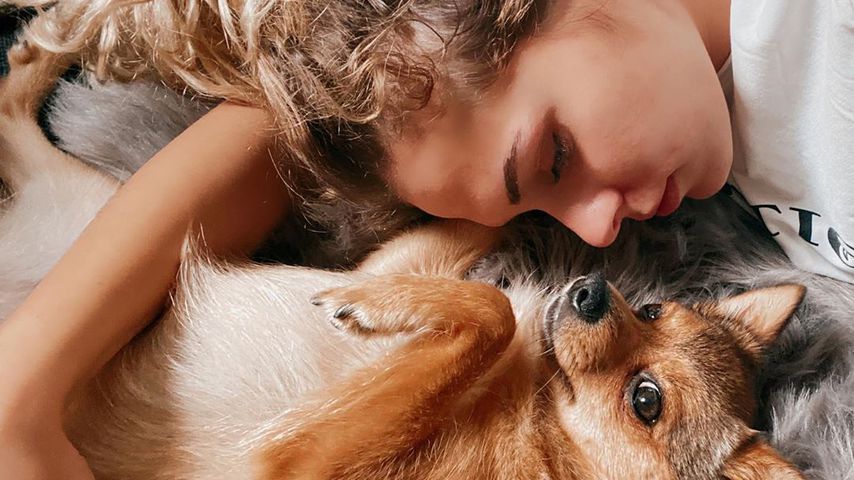 "Bachelor in Paradise"-Kandidatin Janine Christin Wallat mit ihrem Hund Mercedes