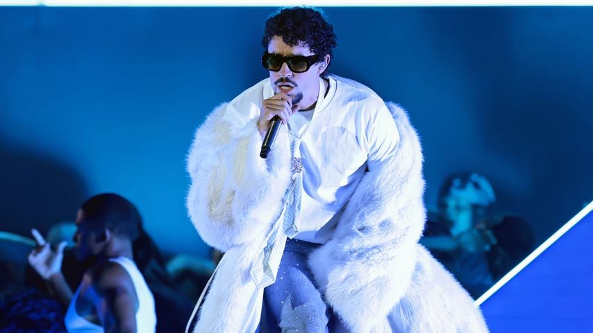 Zu viel gehoppelt: Bad Bunny verletzt sich bei Show am Knie
