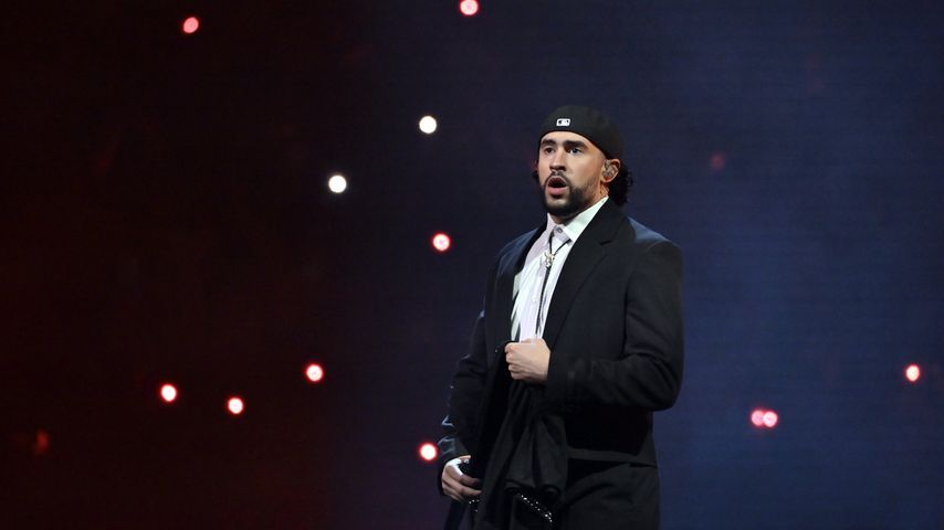 Mitten in Show: Bad Bunny bleibt an seiner Tänzerin hängen