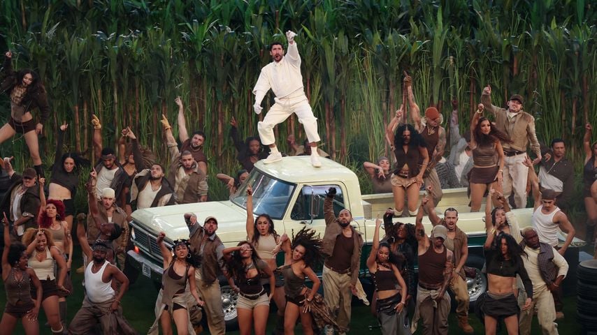 Bad Bunny tritt in der Apple Music Halftime Show beim Super Bowl LX im Levi’s Stadium auf, Februar 2026