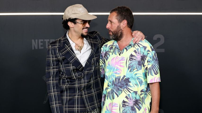 Musiker Bad Bunny und Schauspieler Adam Sandler