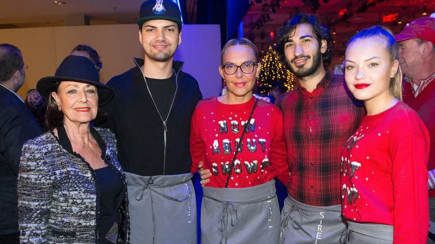 Baerbel Wierichs, Jimi Blue, Natascha und Cheyenne Ochsenknecht sowie Umut Kekili (2.v.r.)