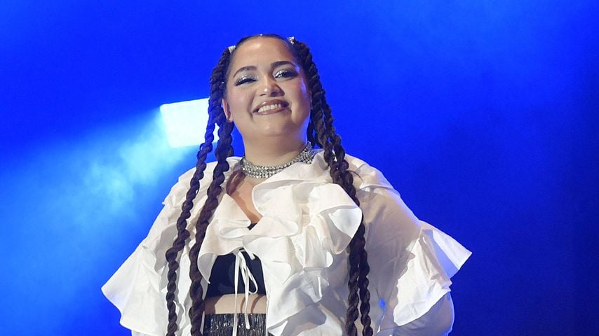 Bahar Kizil bei der Abschlusskundgebung des CSD 2025 am Brandenburger Tor in Berlin