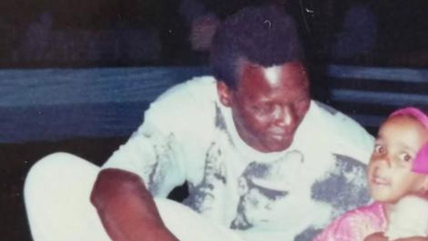 Bahati 'Kolibri' Venus als Kind mit ihrem Papa