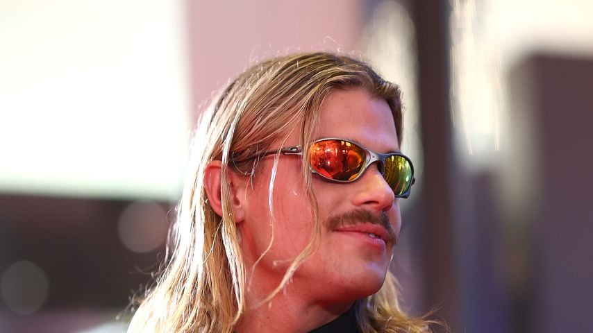 Bei den Brownlow Medal 2025 im Crown Palladium: Bailey Smith von den Cats in Smoking und Sonnenbrille