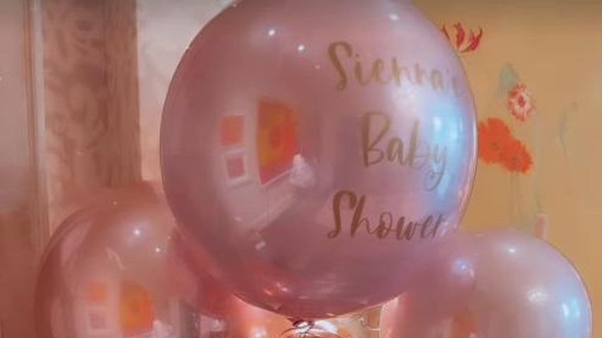 Ballons auf Sienna Millers Babyparty