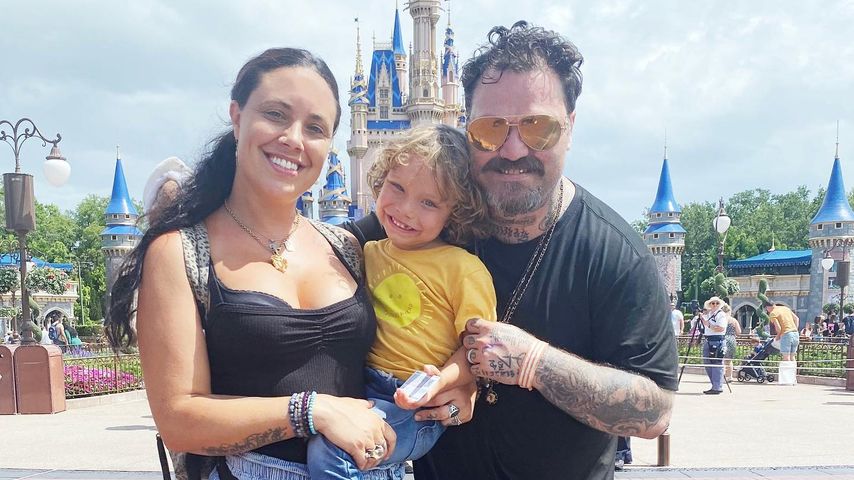 Bam Margera mit seiner Frau Nicole und seinem Sohn Phoenix im Disneyland