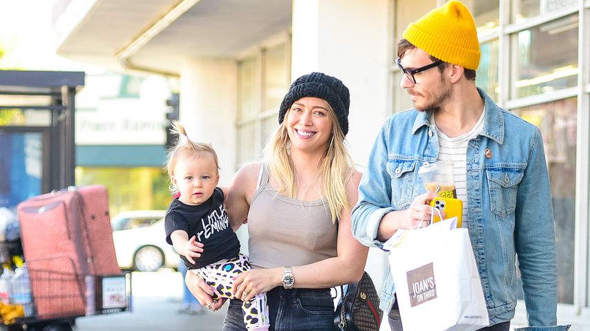 Hier strahlen Hilary Duff, Matthew und Banks um die Wette