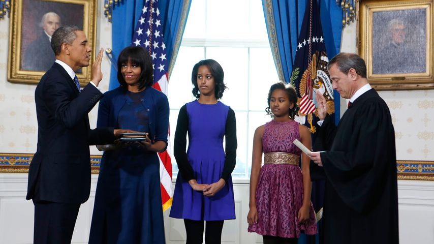 Barack, Michelle, Malia und Sasha Obama im Weißen Haus in Washington D.C. im Januar 2013