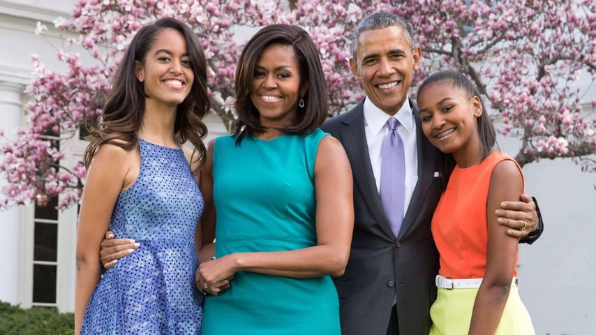 Barack Obama mit Michelle Obama, Malia und Sasha sowie den Hunden Bo und Sunny im Rosengarten des Weißen Hauses an Ostersonntag 2015
