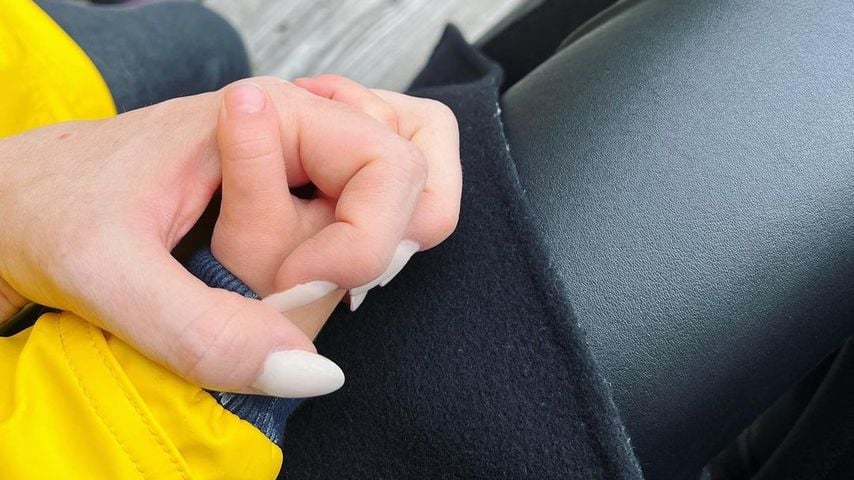 Barbara Meier hält die Hand ihrer Tochter Marie-Therese