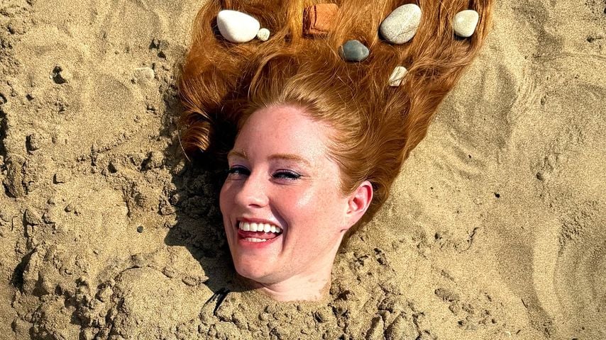 Lustiger Urlaub: Barbara Meiers Kids verbuddeln sie im Sand