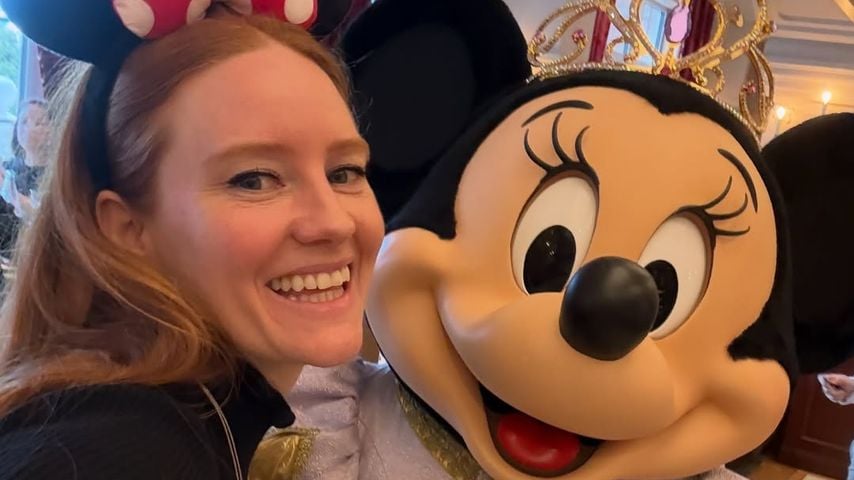 Barbara Meier mit Mini im Disneyland Paris