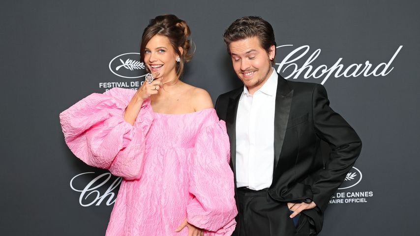 Barbara Palvin und Dylan Sprouse beim Chopard Trophy Photocall während der 79. Filmfestspiele von Cannes am Carlton Beach