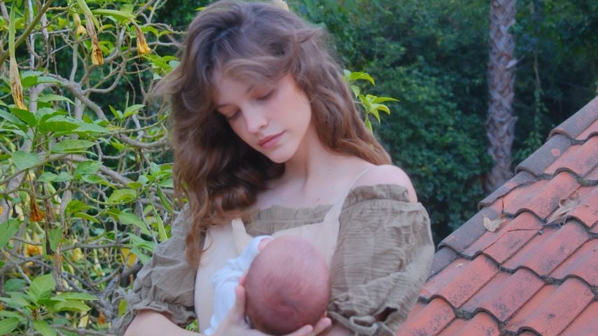 Barbara Palvin posiert mit ihrem Baby