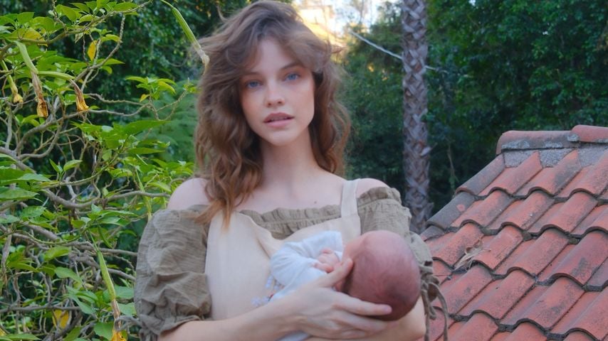 Barbara Palvin posiert mit ihrem Baby