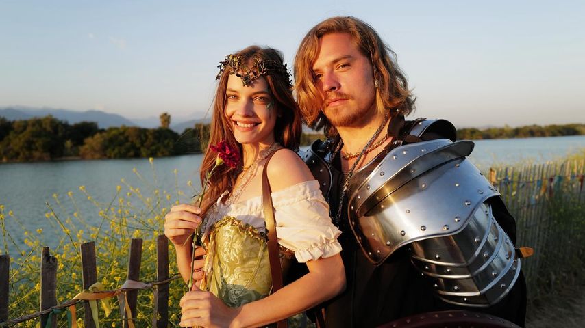 Zeitreise? Dylan Sprouse und Barbara in Mode der Renaissance