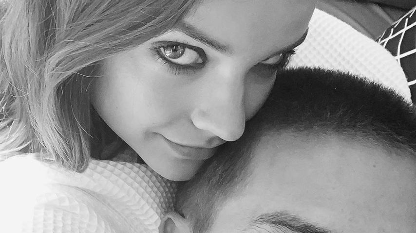 Barbara Palvin und Dylan Sprouse kuscheln