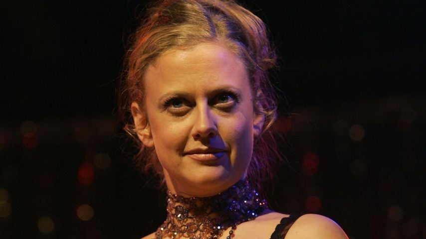 Barbara Schöneberger präsentiert ein Kleid von Anna von Griesheim bei der Charity-Gala "Lernen fürs Leben" in Berlin, 2004